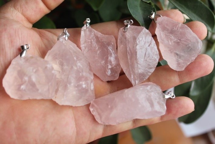 How to distinguish real rose quartz from a fake