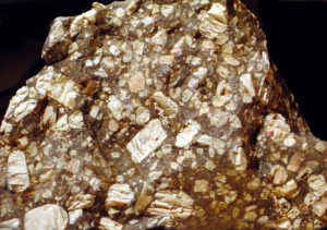 Камень андезин