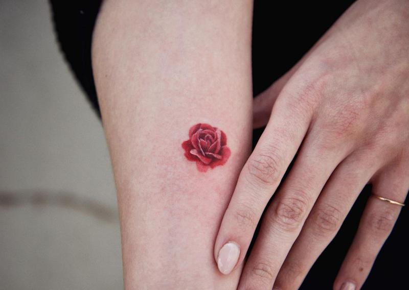 Красная татуировка: все, что вам нужно знать (30+ крутых дизайнерских идей)