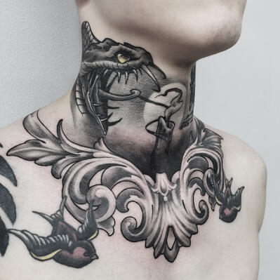 Креативный дизайн татуировки на шее со змеей