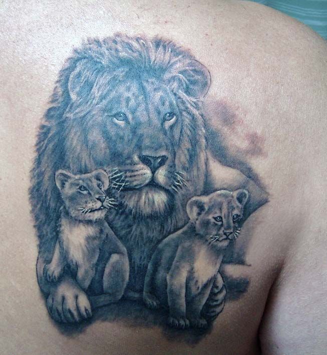 Тату Лев с львенком на груди