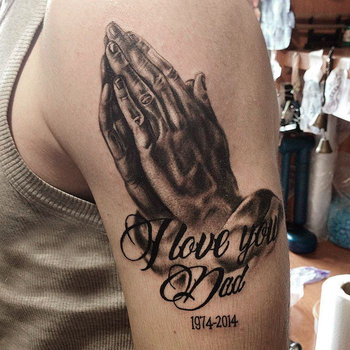 Руки молящегося с четками татуировки - векторный рисунок