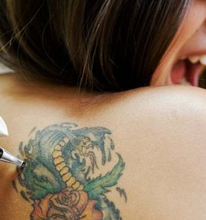 Ali se je možno tetovirati med dojenjem?