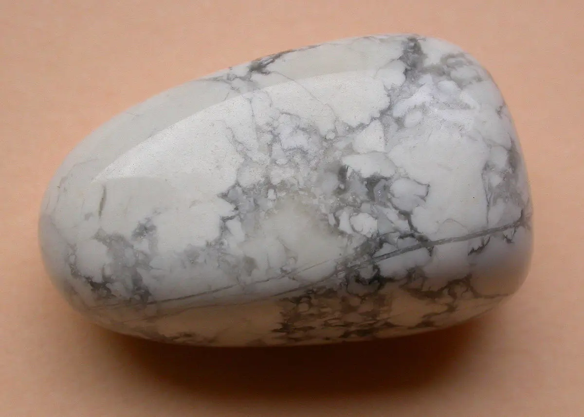 ġebel howlite naturali