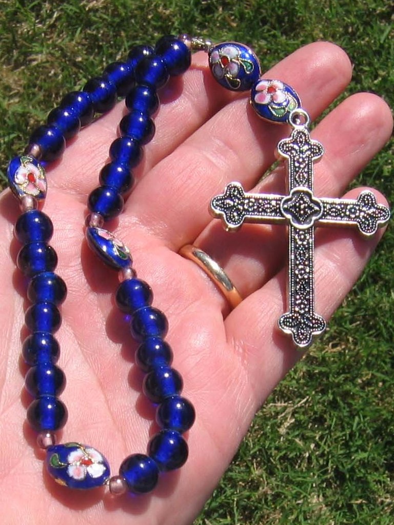 Pictiúir tras le hainmneacha - Cross rosary mar fhoinse inspioráide