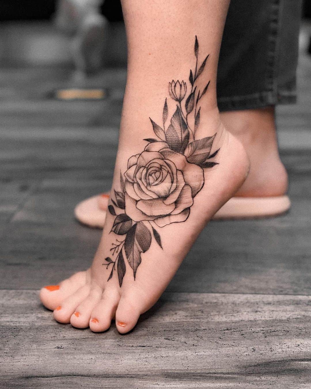 татуировка цветок на ноге