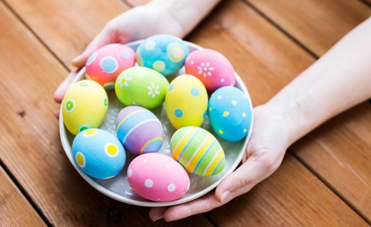 ایسٹر کے انڈے کو رنگ دیں اور آپ قسمت کو دلکش بنائیں گے۔