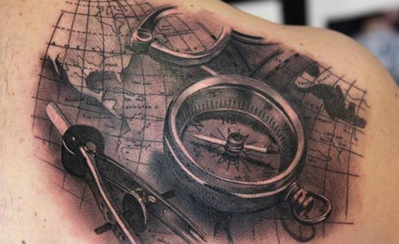 Compass tattoo nantu à u spinu - idee muderni di l'imaghjini