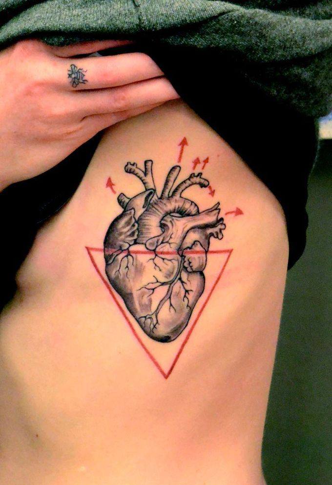 Tetovaža s vrpcom u obliku srca raka - neobične ideje za dizajn fotografija