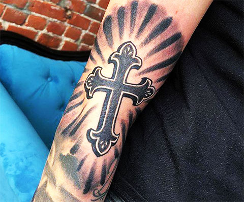 tatuaje de cruz en el brazo