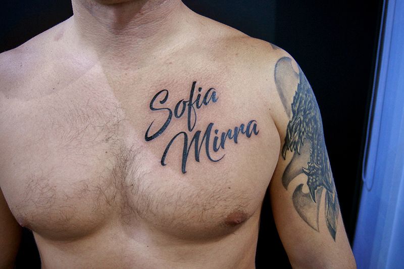 татуировки на груди с именами