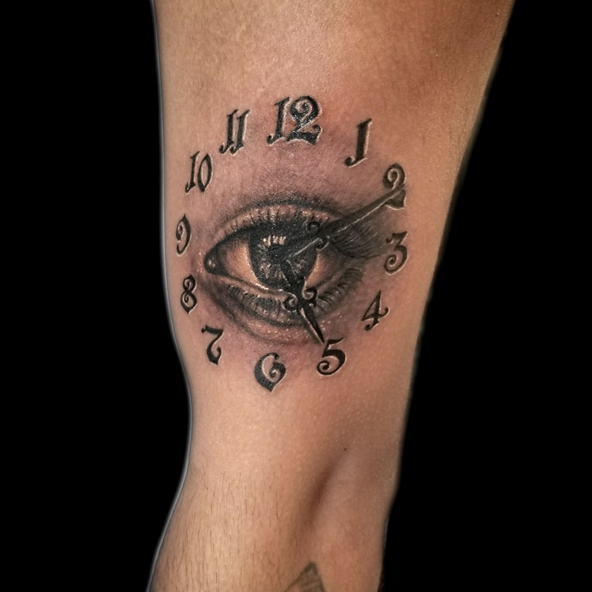 Татуировка часы с глазом на запястье