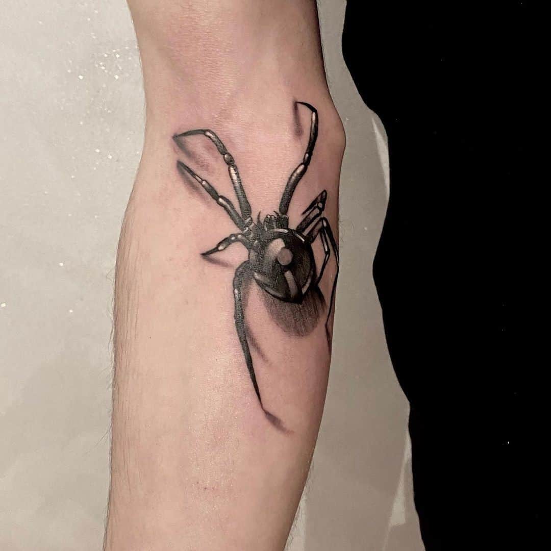 Тату паук на руке для девушки