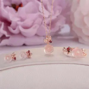 Украшения из розового кварца