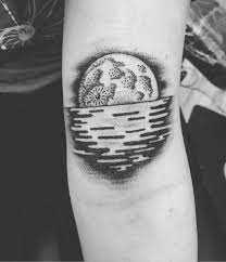 Выбор татуировки «Луна над водой» — символика и значение