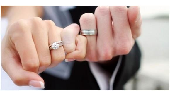 Dois anéis de noivado diferentes - eles são populares?