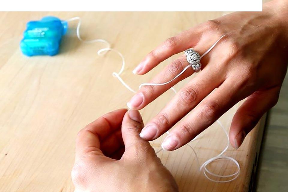 Несколько способов, как снять тугое обручальное кольцо с пальца
