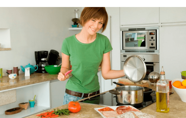 Женщина готовит 