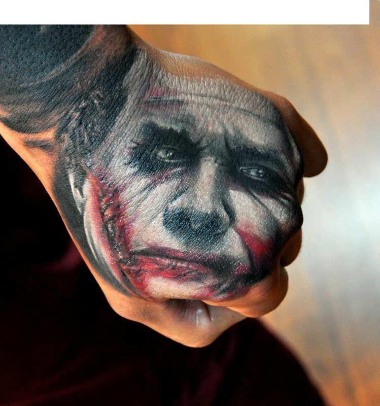 Почему ты такой серьезный? 13 удивительных татуировок Джокера
