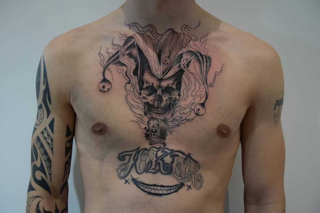 Руководство по нанесению татуировки на грудину: 50+ лучших дизайнерских идей