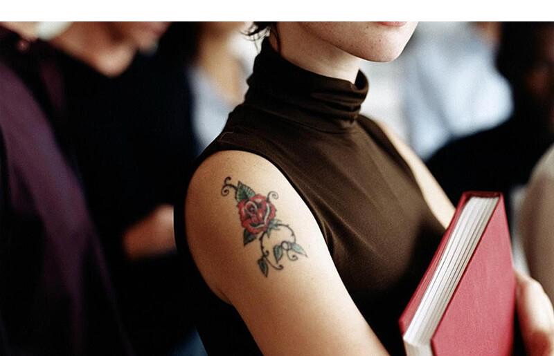 Pira umur sampeyan bisa nggawe tato? Persetujuan wong tuwa kanggo tato