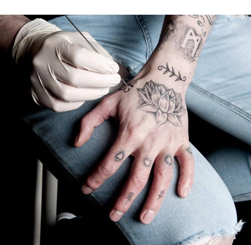 Tattoo Handpoke - ဖက်ရှင်ရေစီးကြောင်း သို့မဟုတ် အမြစ်သို့ ပြန်သွားပါသလား။