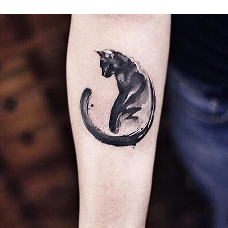 Tatuaj de pisică - Semnificația independenței și a autosuficienței