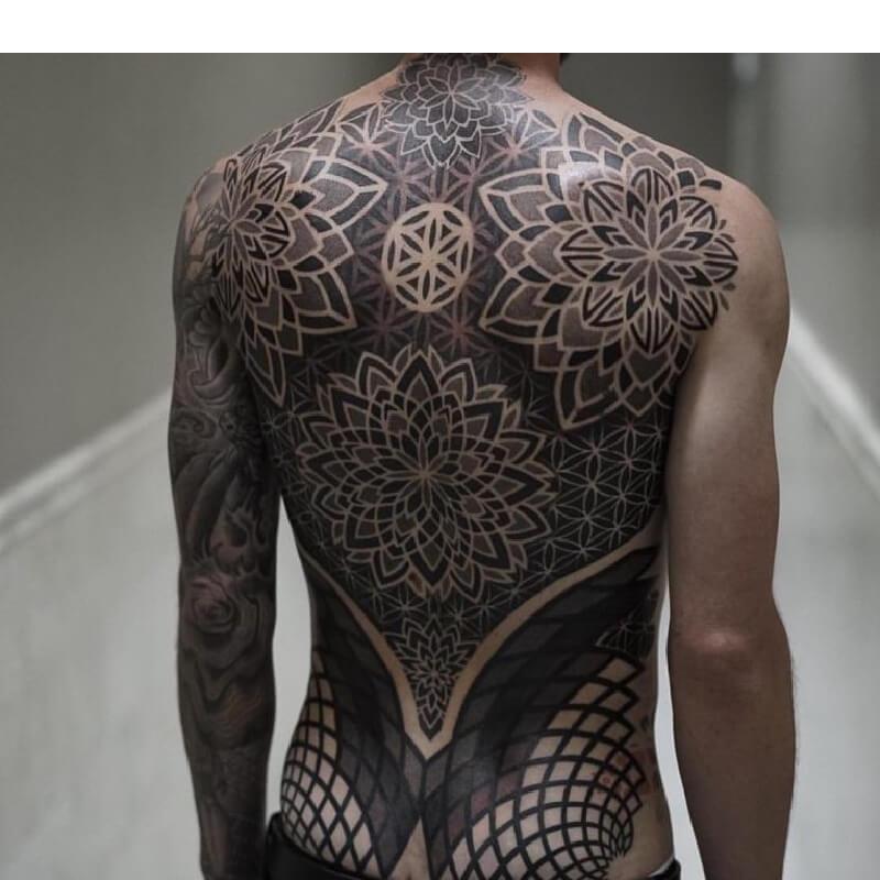 背部纹身 - 大胆和不寻常的背部纹身