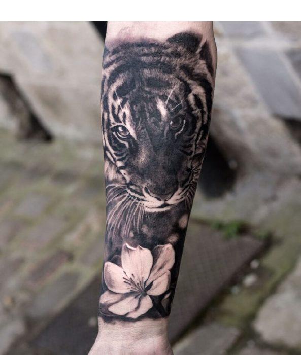 Tiger Tattoo - ike nke ọkụ na amara nke anụ anụ arụnyere na igbu egbugbu