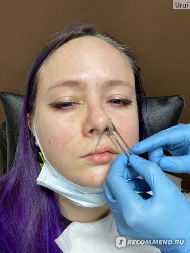 Ce trebuie să știți atunci când vă schimbați piercing-ul la nas de la un știft la un inel