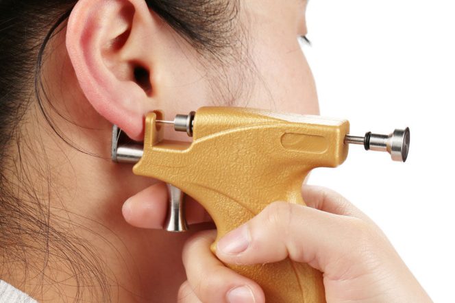 Kaip gydyti užkrėstą auskarą?